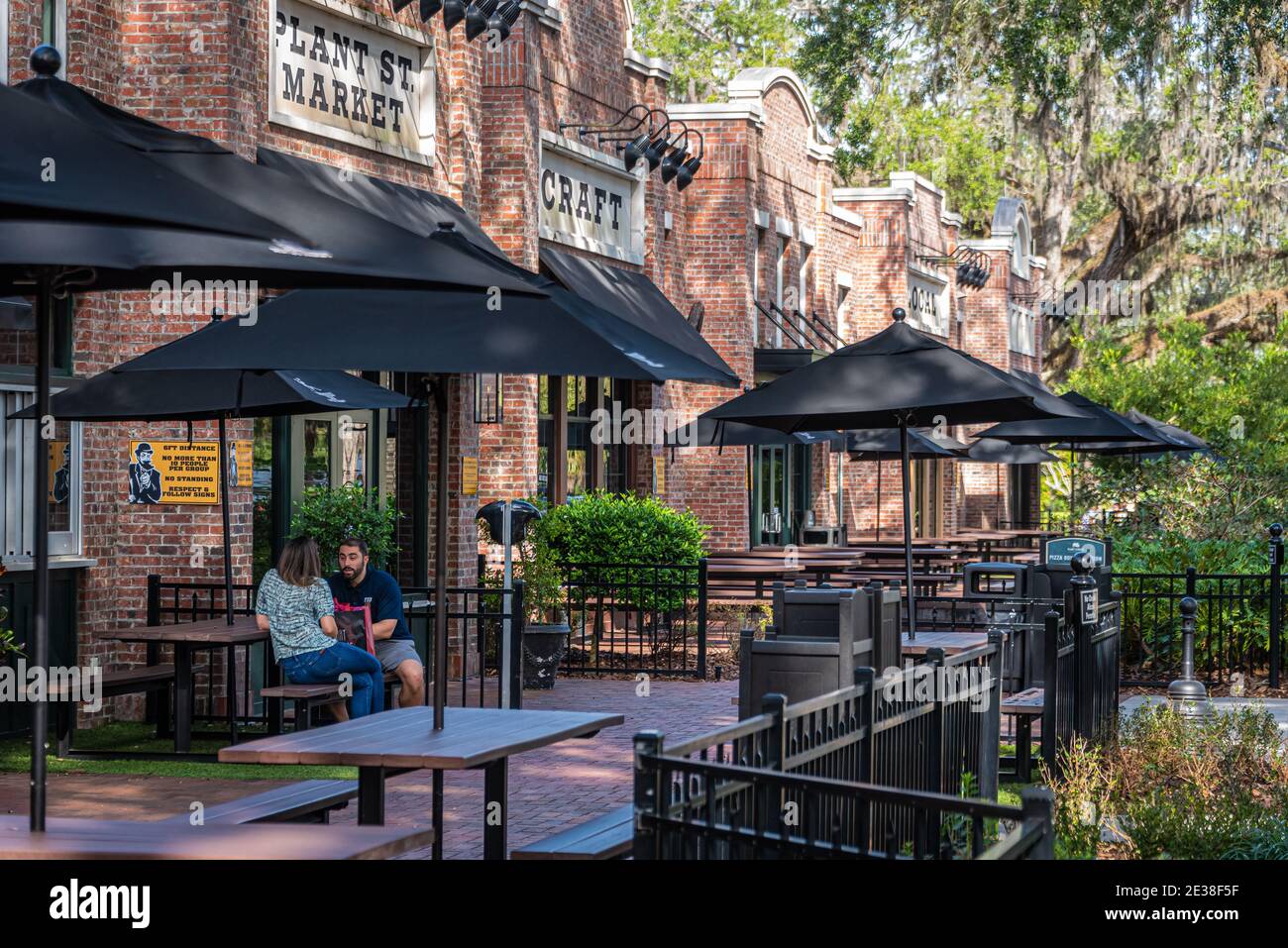 Coppia che si gode i patii all'aperto al Plant Street Market nel centro di Winter Garden, Florida. (STATI UNITI) Foto Stock