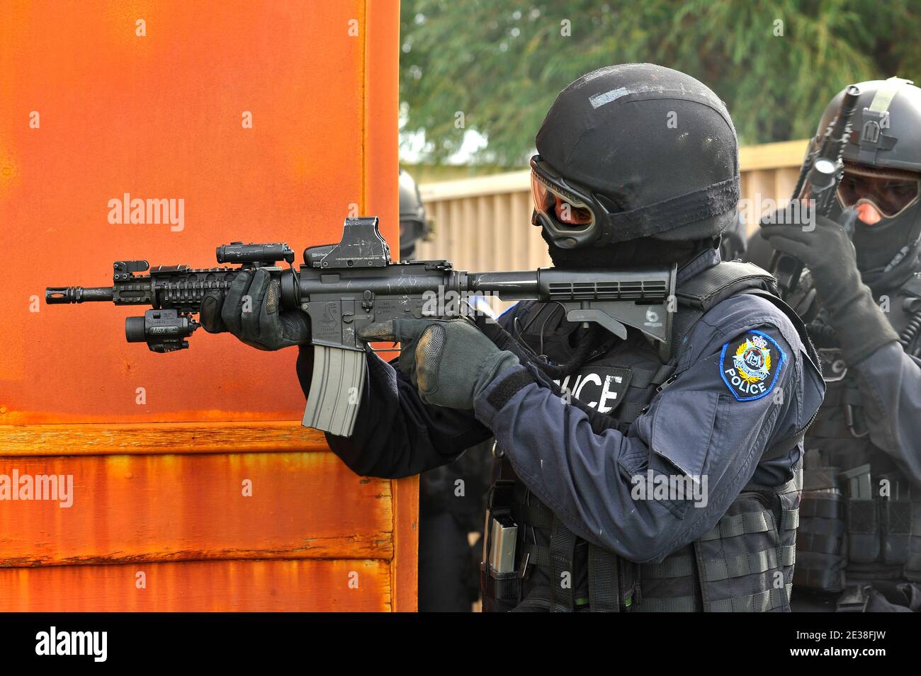 Polizia Tactical Response ufficiali con laser avvistato armi automatiche in azione. Foto Stock