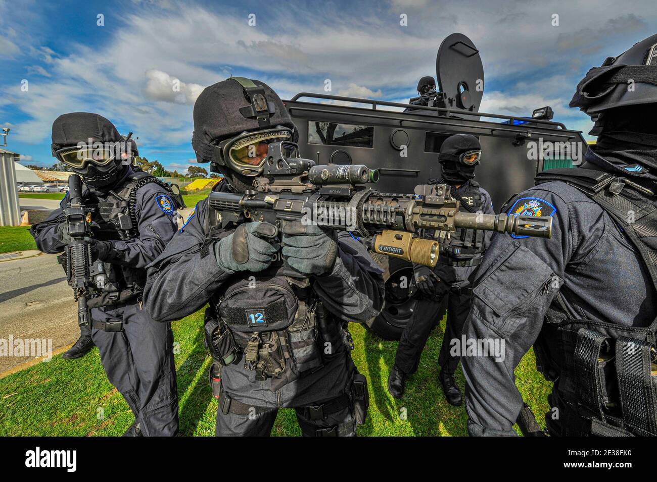 Polizia Tactical Response ufficiali con un laser avvistato arma automatica. Foto Stock