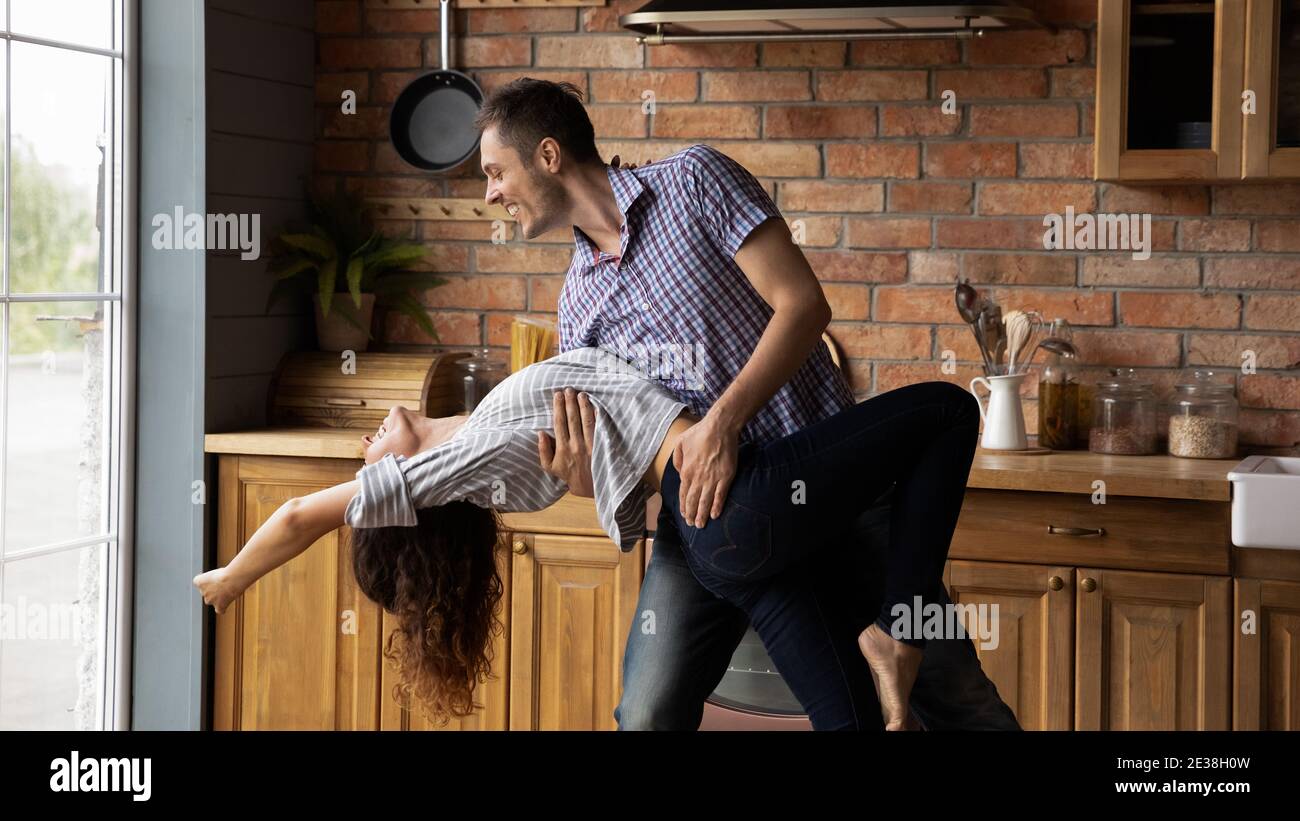 Banner vista di felice coppia che danzano in casa cucina Foto Stock