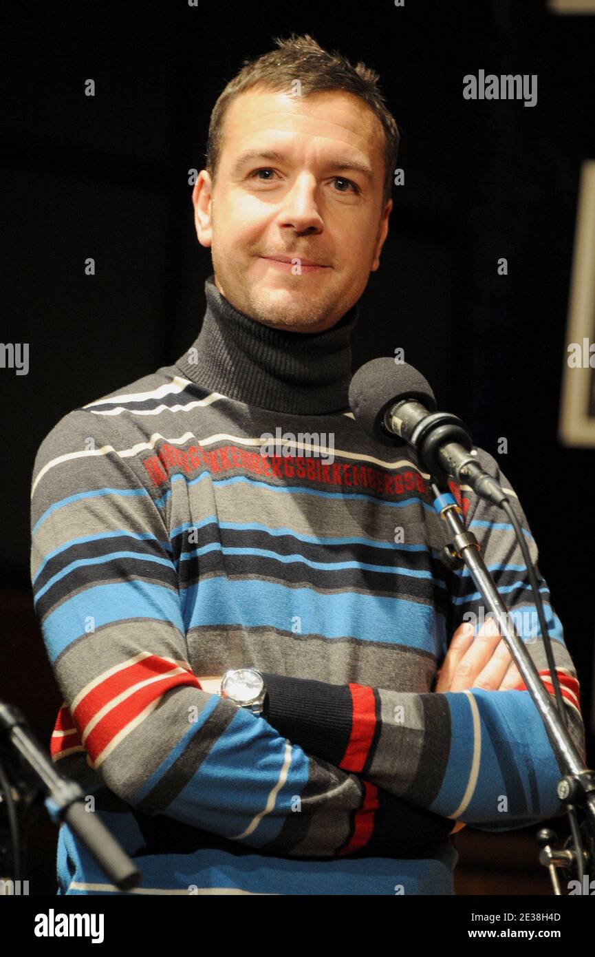 Mathieu Vidard durante la registrazione del programma radiofonico "le Jeu des 1000 euros" trasmesso su France Inter station dalla Maison de la radio a Parigi, Francia, il 24 novembre 2010. Foto di Nicolas Briquet/ABACAPRESS.COM Foto Stock