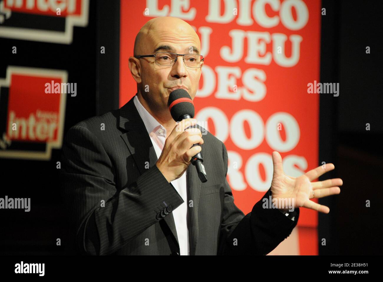 Nicolas Stoufflet durante la registrazione del programma radiofonico "le Jeu des 1000 euros" trasmesso su France Inter dalla Maison de la radio a Parigi, Francia, il 24 novembre 2010. Foto di Nicolas Briquet/ABACAPRESS.COM Foto Stock