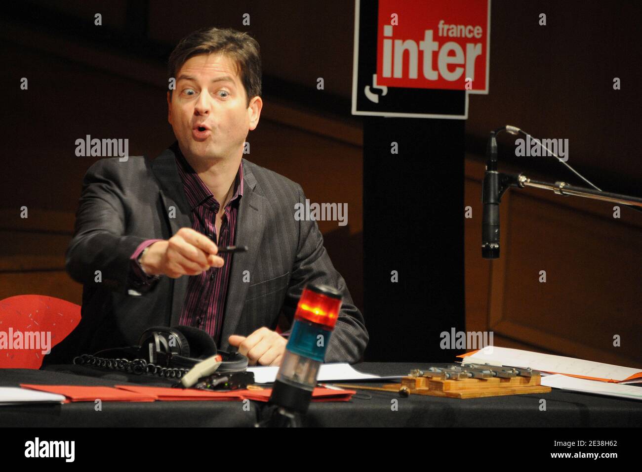 Yann Pailleret durante la trasmissione del programma radiofonico "le Jeu des 1000 euros" trasmesso su France Inter station dalla Maison de la radio a Parigi, Francia, il 24 novembre 2010. Foto di Nicolas Briquet/ABACAPRESS.COM Foto Stock