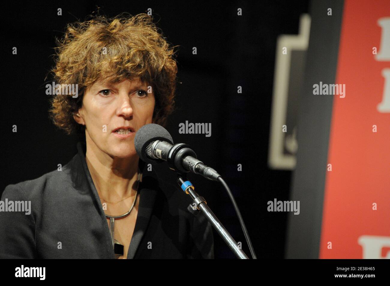 Noelle Breham durante la registrazione del programma radiofonico "le Jeu des 1000 euros" trasmesso su France Inter Station dalla Maison de la radio a Parigi, Francia, il 24 novembre 2010. Foto di Nicolas Briquet/ABACAPRESS.COM Foto Stock