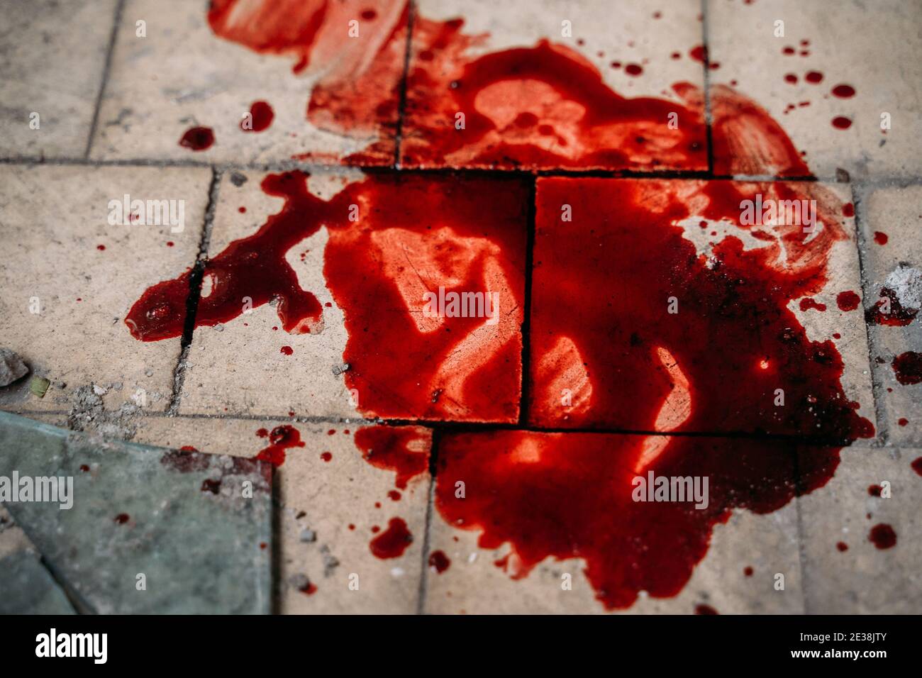 Puddle di sangue su pavimento di piastrelle sporche, concetto di vittima di violenza o delitto omicidio. Foto Stock