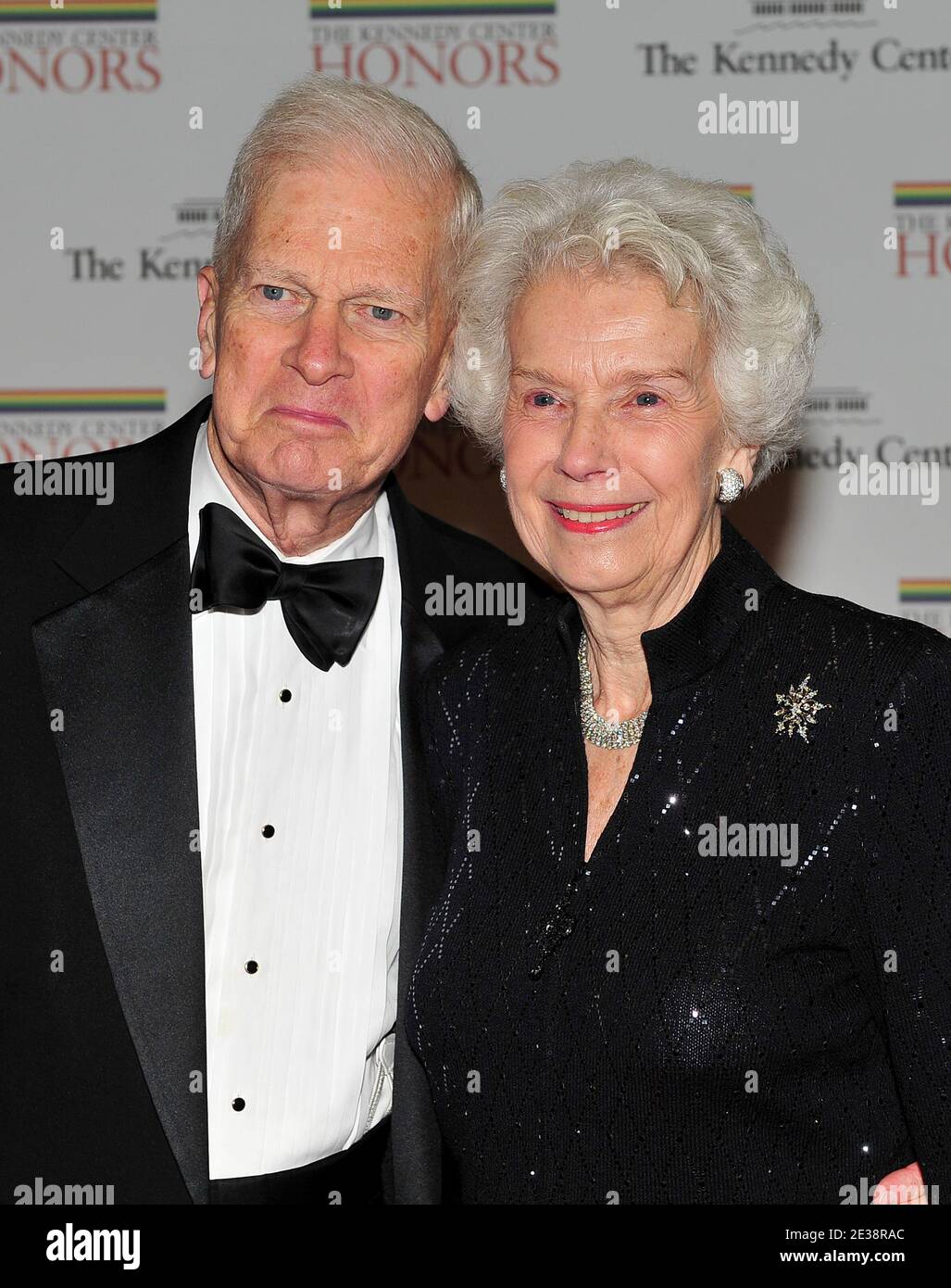 Il bibliotecario del Congresso James H. Billington e sua moglie, Marjorie Anne, arrivano per la cena ufficiale dell'artista al Dipartimento di Stato degli Stati Uniti a Washington, D.C. sabato 4 dicembre 2010. Foto di Ron Sachs/ABACAUSA.COM (nella foto: James H. Billington ) Foto Stock