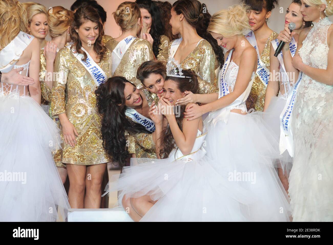 Miss Provence, Barbara Morel, 19, giubilato dopo essere stato incoronato Miss Nationale 2011 Genevieve De Fontenay durante la prima edizione del concorso di bellezza a Parigi, Francia, il 5 dicembre 2010. Foto di Giancarlo Gorassini/ABACAPRESS.COM Foto Stock