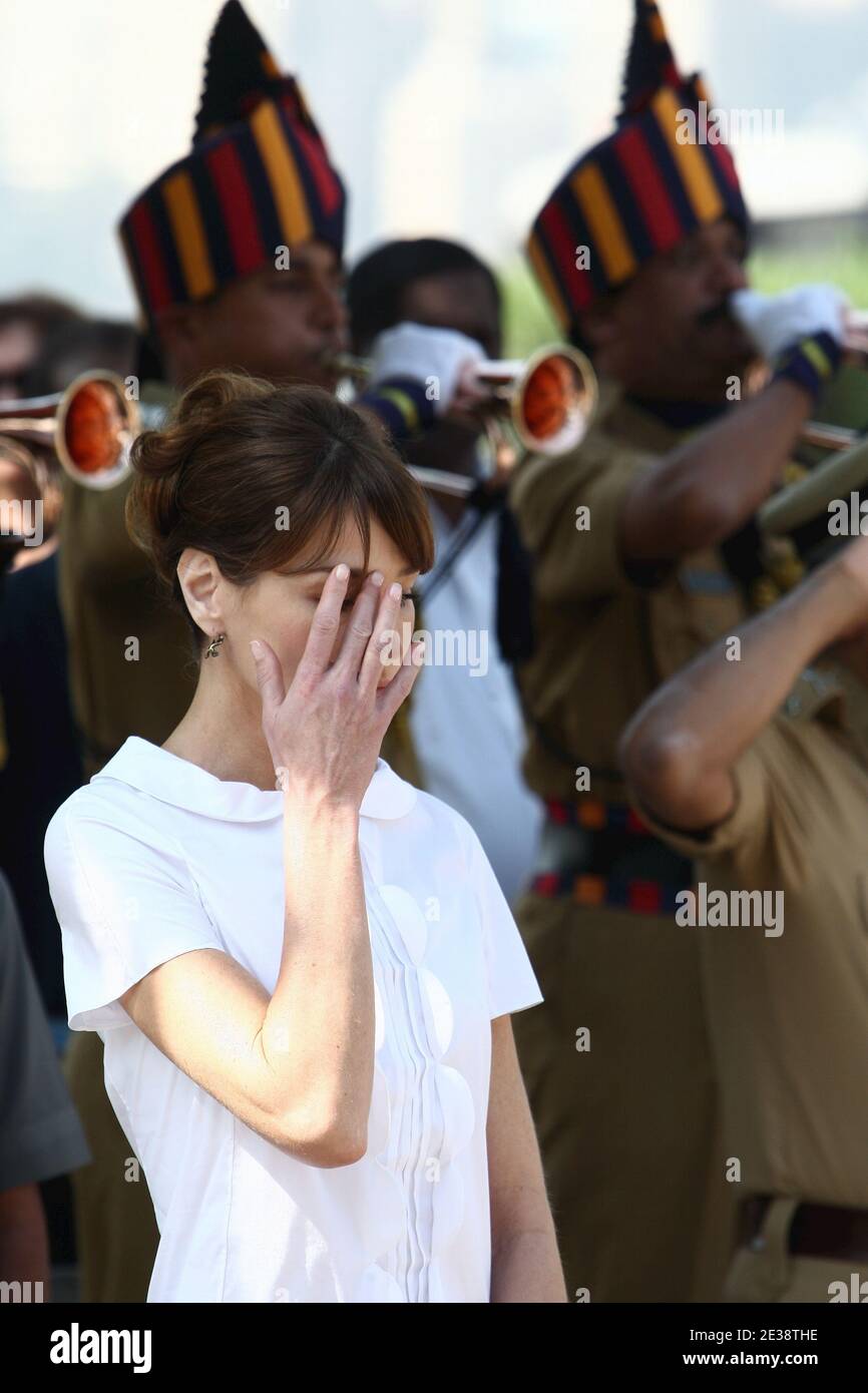 La First Lady francese Carla Bruni-Sarkozy partecipa a una cerimonia presso il memoriale della polizia di Gymkhana in commemorazione degli attacchi terroristici del 2008 novembre, a Mumbai, India, il 7 dicembre 2010. Foto di Ludovic/piscina/ABACAPRESS.COM Foto Stock