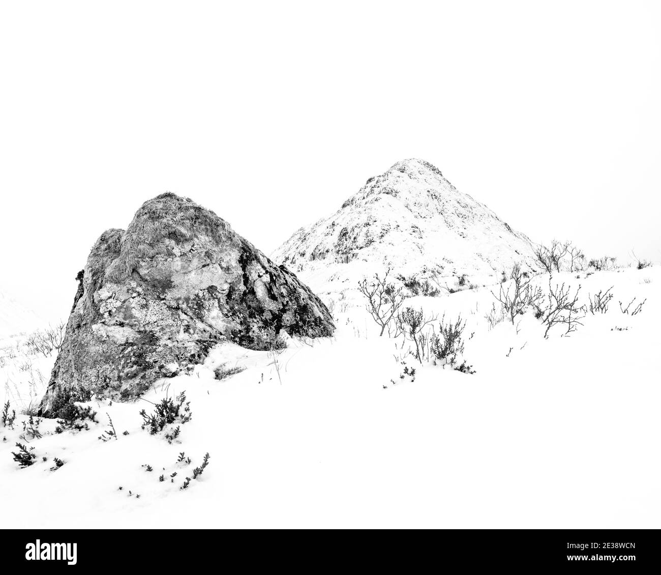 Un masso triangolare e il suo vicino simile ma più grande, Stob nan Cabar, su Buachaille Etive Beag, Glencoe. Foto Stock