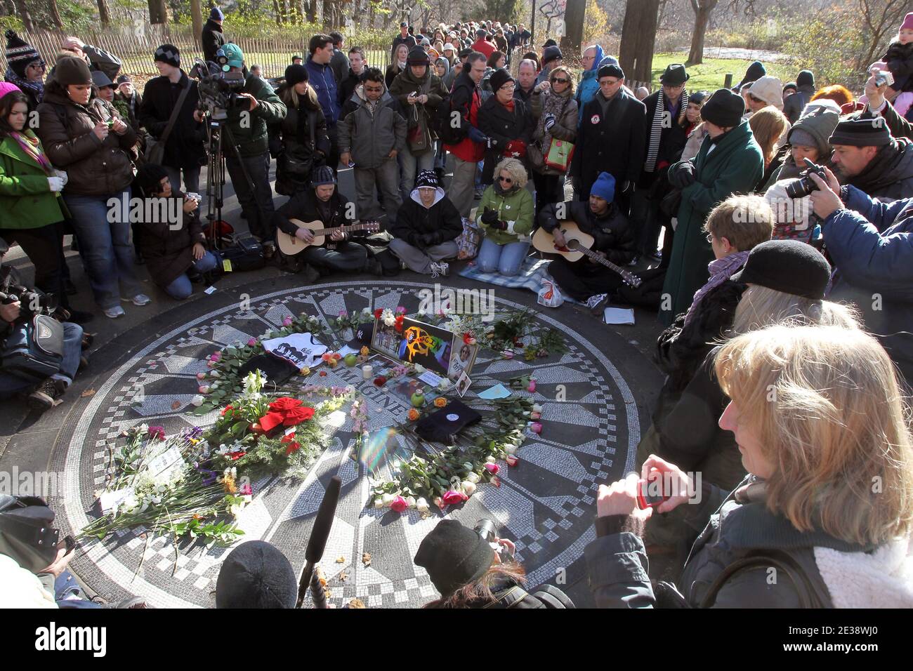 I fan si riuniscono presso i campi di fragole di Central Park per commemorare il 30° anniversario della morte di John Lennon a New York, NY, l'8 dicembre 2010. Strawberry Fields è vicino agli appartamenti Dakota su Central Park West e 72th Street dove Lennon e Yoko Ono vissero al momento della sua morte dopo essere stati fucilati da Mark Chapman nel 1980.Photo di Charles Guerin/ABACAUSA.COM Foto Stock