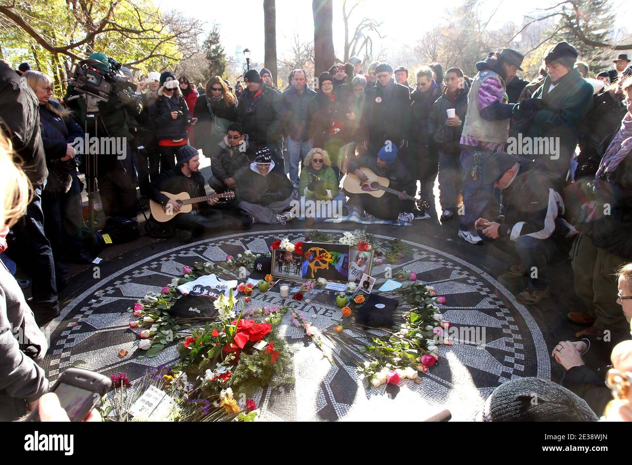 I fan si riuniscono presso i campi di fragole di Central Park per commemorare il 30° anniversario della morte di John Lennon a New York, NY, l'8 dicembre 2010. Strawberry Fields è vicino agli appartamenti Dakota su Central Park West e 72th Street dove Lennon e Yoko Ono vissero al momento della sua morte dopo essere stati fucilati da Mark Chapman nel 1980.Photo di Charles Guerin/ABACAUSA.COM Foto Stock