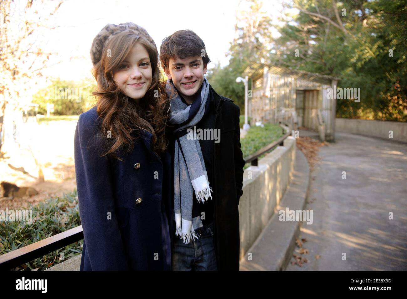 Gli attori Georgie Henley e Skandar Keynes, che sono protagonisti dell'imminente evento cinematografici "The Chronicles of Narnia: Il viaggio del Treader di Dawn rappresenta per una foto durante la cerimonia di denominazione del Lion Cub dello zoo nazionale di Smithsonian presso lo Smithsonian National Zoological Park di Washington, DC, USA, il 9 dicembre 2010. Foto di Olivier Douliery /ABACAPRESS.COM Foto Stock