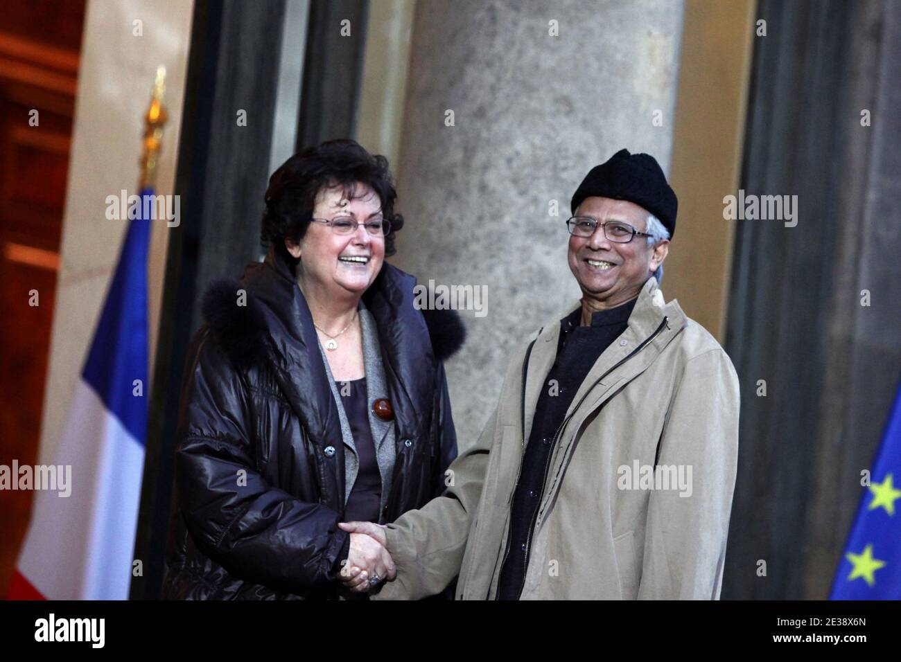 Il premio Nobel per la pace Muhammad Yunus e Christine Boutin, ex ministro francese e presidente del Partito democratico Cristiano (parti Chretien-Démocrate) arrivano al Palazzo Elysee di Parigi, in Francia, il 9 dicembre 2010 per un incontro con il presidente Nicolas Sarkozy. Yunus e Boutin consegneranno a Sarkozy una relazione sulla globalizzazione e la giustizia. Foto di Stephane Lemouton/ABACAPRESS.COM Foto Stock