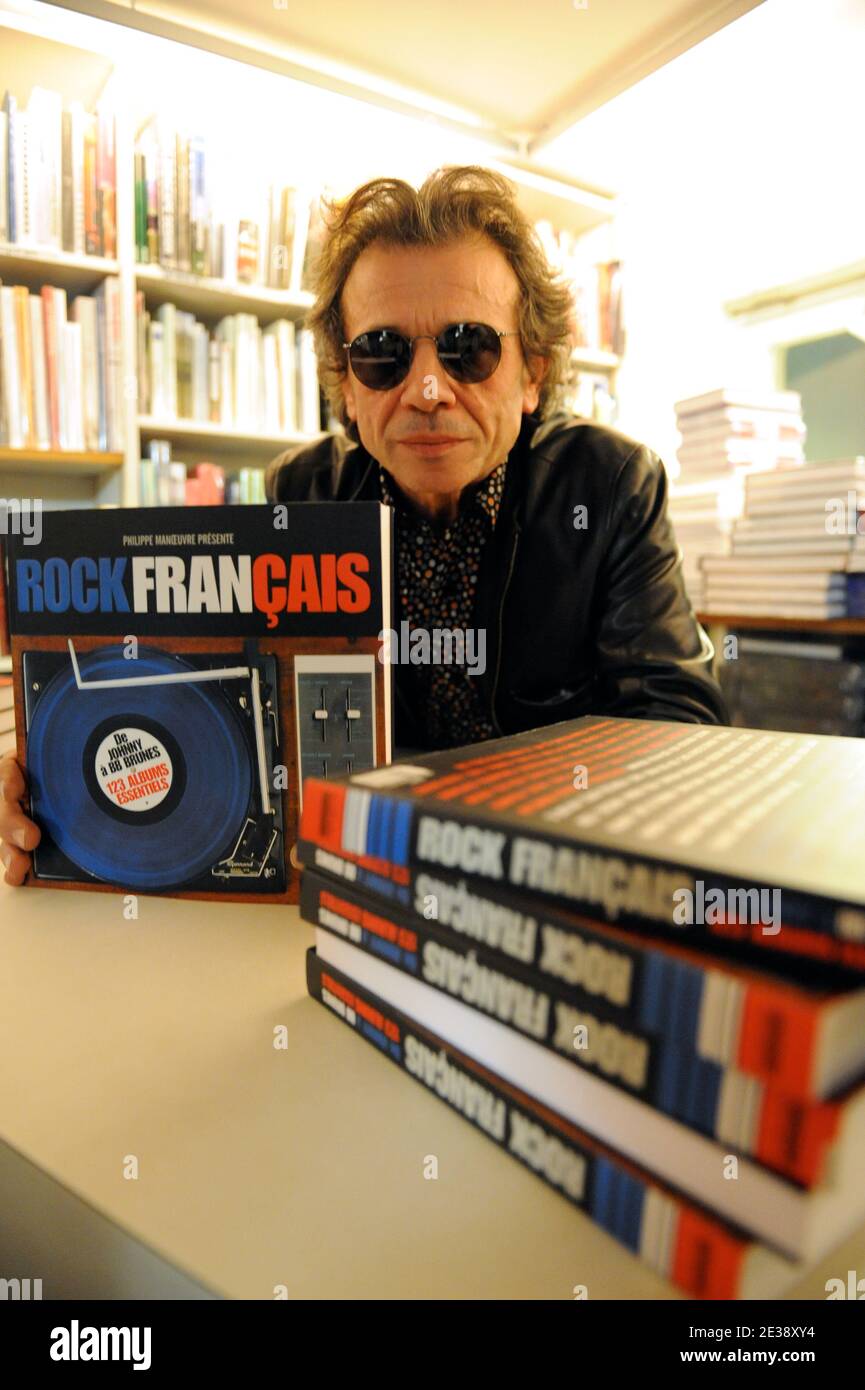 Philippe manovre firma autografo sul suo libro 'Rock Francais' alla biblioteca la hune, a Pris, Francia, il 9 dicembre 2010. Foto di Tiger/ABACAPRESS.COM Foto Stock