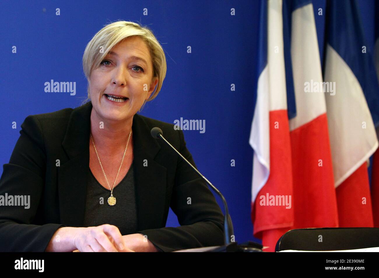 Vicepresidente del partito di estrema destra Front National (FN) e figlia del leader della FN Jean-Marie le Pen, Marine le Pen tiene una conferenza stampa a Nanterre, vicino a Parigi, in Francia, il 13 dicembre 2010 presso la sede del suo partito. Marine le Pen è sotto fuoco dopo aver paragonato i musulmani che pregano nelle strade al di fuori delle moschee sovraffollate in Francia all'occupazione nazista, durante un raduno del fronte Nazionale anti-immigranti il 10 dicembre. Foto di Stephane Lemouton/ABACAPRESS.COM Foto Stock