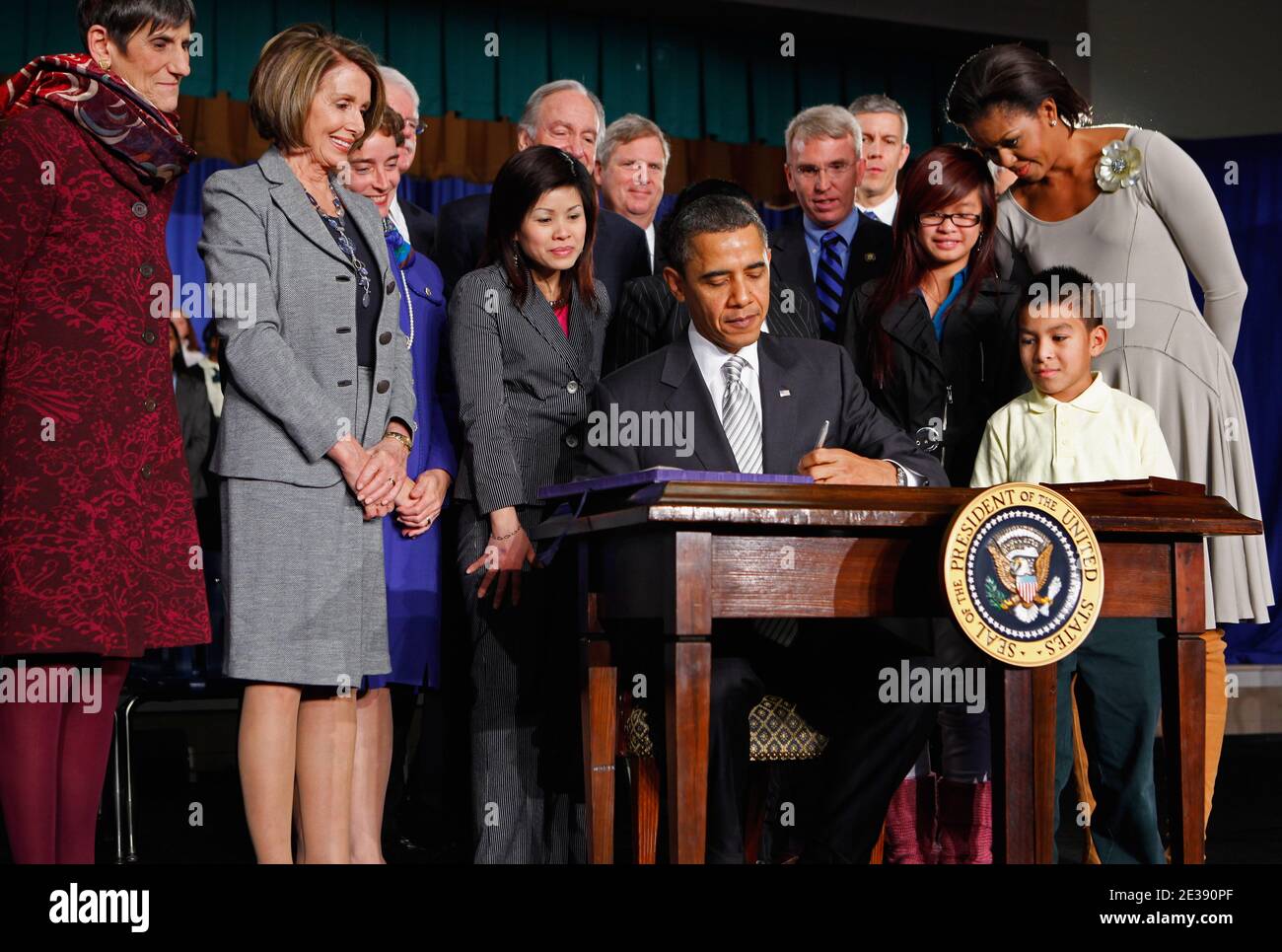 Il presidente degli Stati Uniti Barack Obama (C) firma il sano, Hunger-Free Kids Act del 2010 con la Rep. Rosa DeLauro (D-CT) (L), la speaker Nancy Pelosi (D-CA) (2° L), la prima lady Michelle Obama (R), la 3a-Grader Luis Avilar-Rurcios (2° R) e la settima-Grader Tammy Nguyen (3° R), la scuola elementare di Washington, a Washington, Tubman, in USA Il 13 dicembre 2010. Nel tentativo di fornire ai bambini pranzi e colazioni migliori, la nuova legge mette 4.5 milioni di dollari nelle mani dei programmi di nutrizione infantile, fissa gli standard nutrizionali sui distributori automatici scolastici, aiuta a creare giardini scolastici e garantisce che la qualità delle dri Foto Stock