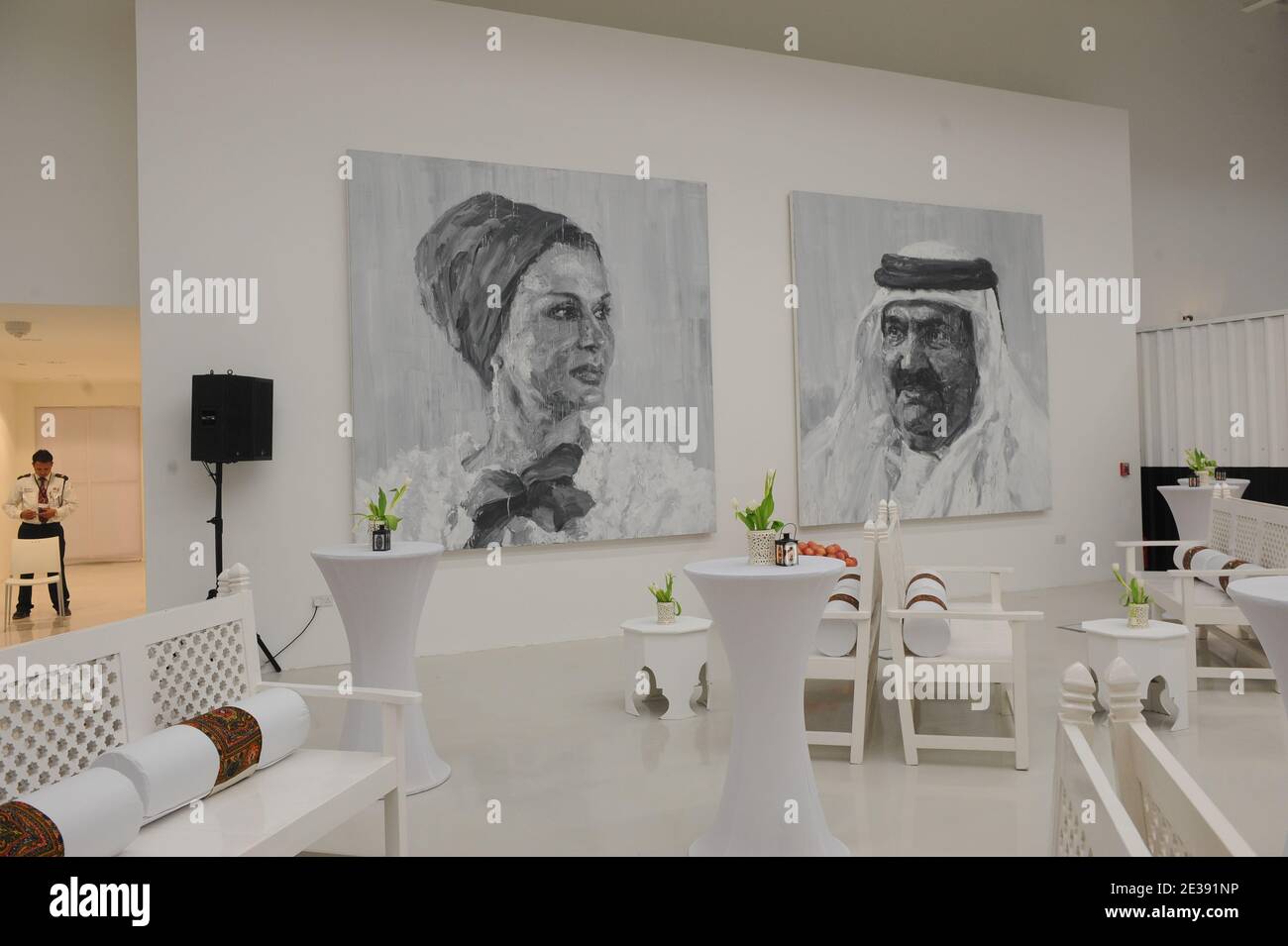 Ritratti dell'Emiro Sheikh Hamad bin Khalifa al Thani del Qatar e di sua moglie Sheikha Mozah bint Nasser al Missned dell'artista cinese Yan Pei-Ming visto all'interno del 'Mathaf', il Museo arabo di Arte moderna, a Doha, Qatar, il 14 dicembre 2010. Foto di Ammar Abd Rabbo/ABACAPRESS.COM Foto Stock