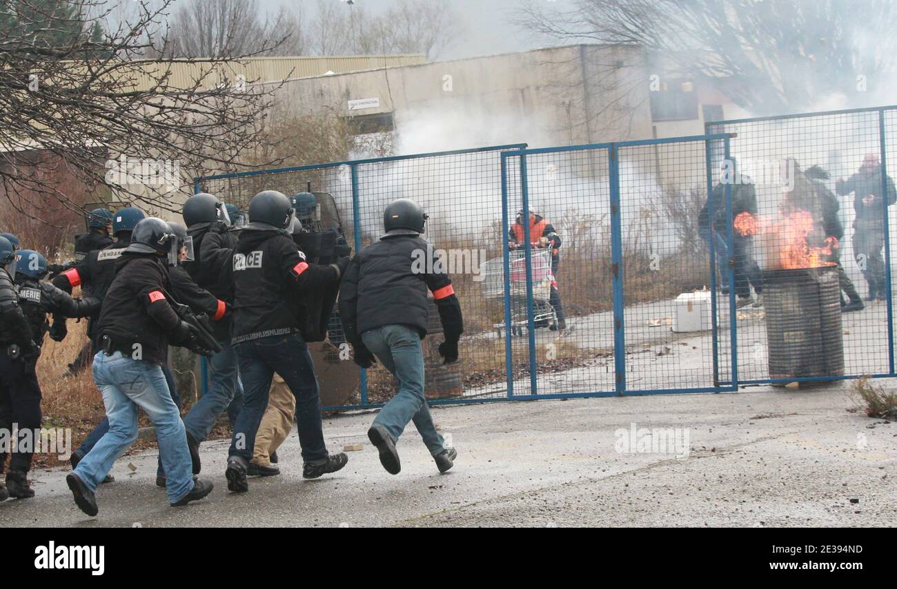 I membri della nuova unità di polizia anti-sommossa Unite Mixte d'Intervention rapide UMIR simulano gli interventi di fronte al ministro francese dell'interno, all'estero, alla Francia, alle autorità locali e all'immigrazione Brice Hortefeux, Prefetto di Isere Eric le Douaron e al sindaco di Grenoble Michel Destot, a Grenoble, nella Francia sudorientale, il 23 dicembre 2010. La nuova unità specializzata in rivolte urbane sarà operativa all'inizio di gennaio. E' composto da 37 poliziotti e truppe statali, brigate canine e ufficiali anticriminitori per 'situazioni di violenza'. Foto di Vincent Dargent/ABACAPRESS.COM Foto Stock