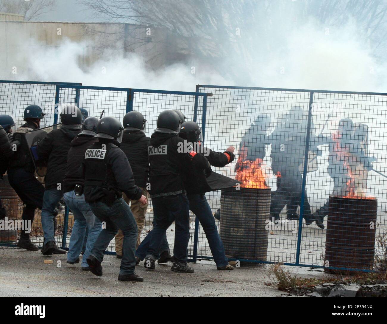 I membri della nuova unità di polizia anti-sommossa Unite Mixte d'Intervention rapide UMIR simulano gli interventi di fronte al ministro francese dell'interno, all'estero, alla Francia, alle autorità locali e all'immigrazione Brice Hortefeux, Prefetto di Isere Eric le Douaron e al sindaco di Grenoble Michel Destot, a Grenoble, nella Francia sudorientale, il 23 dicembre 2010. La nuova unità specializzata in rivolte urbane sarà operativa all'inizio di gennaio. E' composto da 37 poliziotti e truppe statali, brigate canine e ufficiali anticriminitori per 'situazioni di violenza'. Foto di Vincent Dargent/ABACAPRESS.COM Foto Stock