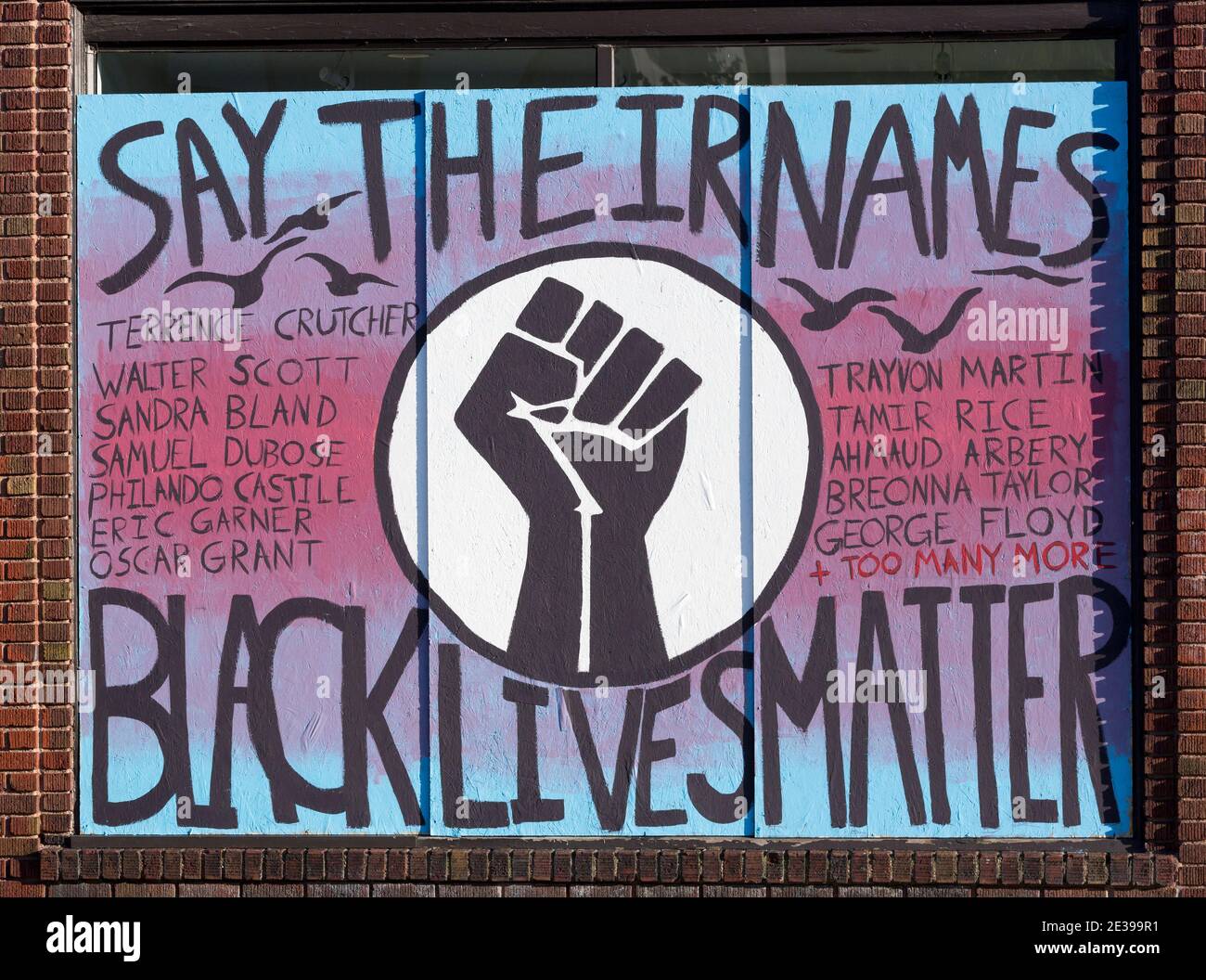 Black Lives Matter murale su un'impresa con cui si è imbarcata Un pugno e lo slogan di dire i loro nomi persone che sono morte per violenza della polizia Foto Stock