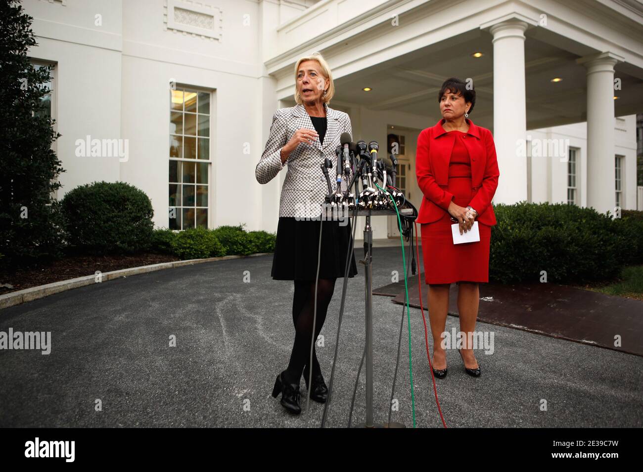 'Il Presidente del Gruppo Pritzker Realty Penny Pritzker (R) e l'ex Presidente Change to Win Anna Burger parlano ai media dopo una riunione del PresidentÀs Economic Recovery Advisory Board (PERAB) presso la Casa Bianca a Washington, DC, USA il 04 ottobre 2010. Il presidente Obama ha utilizzato l'incontro per annunciare il 'uccisioni per il futuro dell'America', un programma incentrato sul miglioramento delle partnership tra l'industria e le università della comunità con gli obiettivi di strategie di sviluppo della forza lavoro, programmi di formazione professionale e collocamento di posti di lavoro. Photo by chip Somodevilla/ABACAPRESS.COM (foto: Penny Pritzker, Anna Burger)' Foto Stock