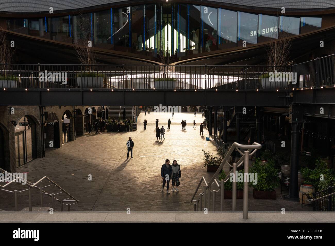 Coal Drops Yard è un complesso commerciale e spazio pubblico presso King's Cross, St Pancras. Lo sviluppo è stato progettato da Thomas Heatherwick Foto Stock