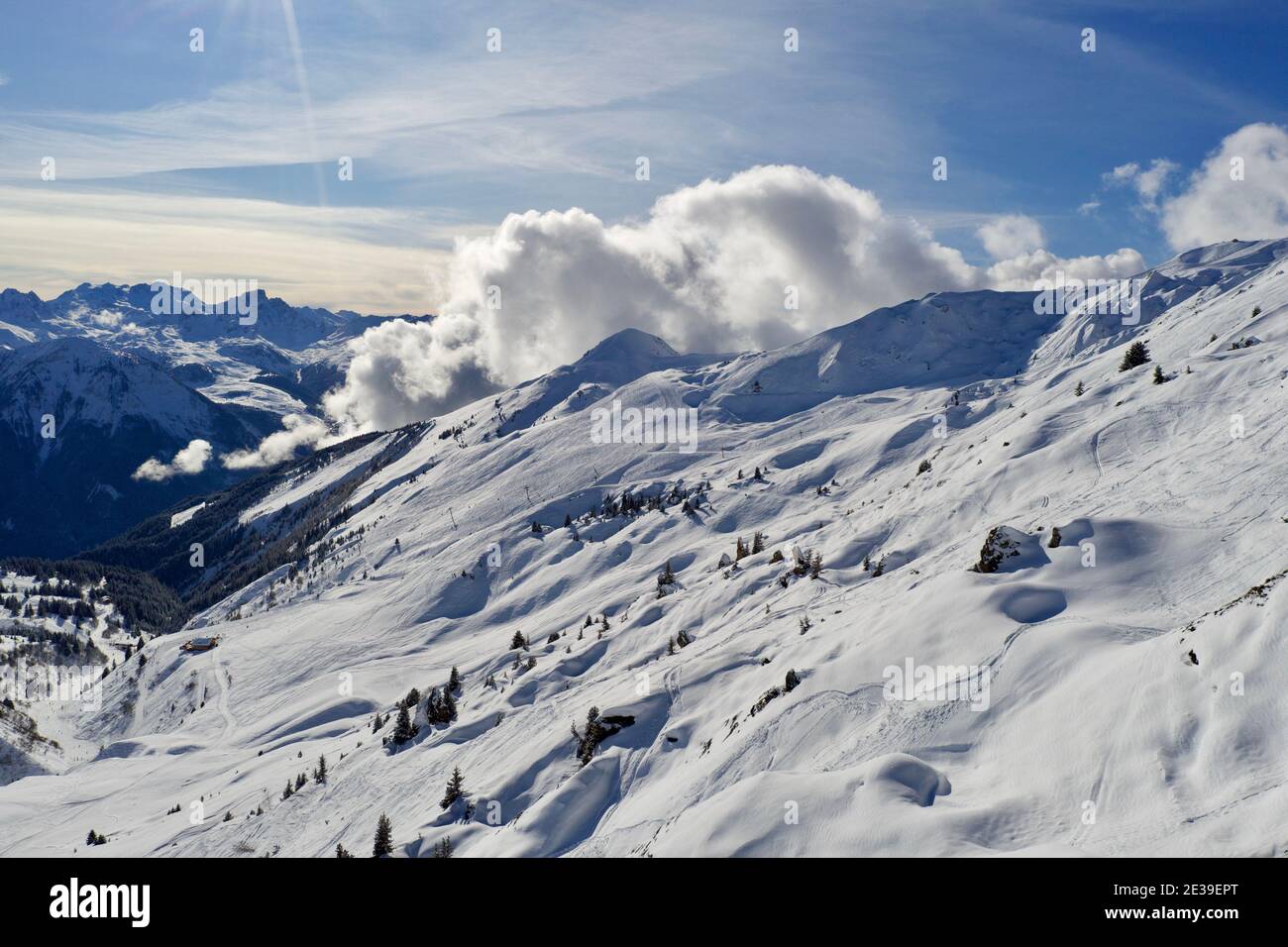 Vista sulle montagne innevate con cielo blu nella stazione sciistica Di la Plagne nelle Alpi francesi Foto Stock