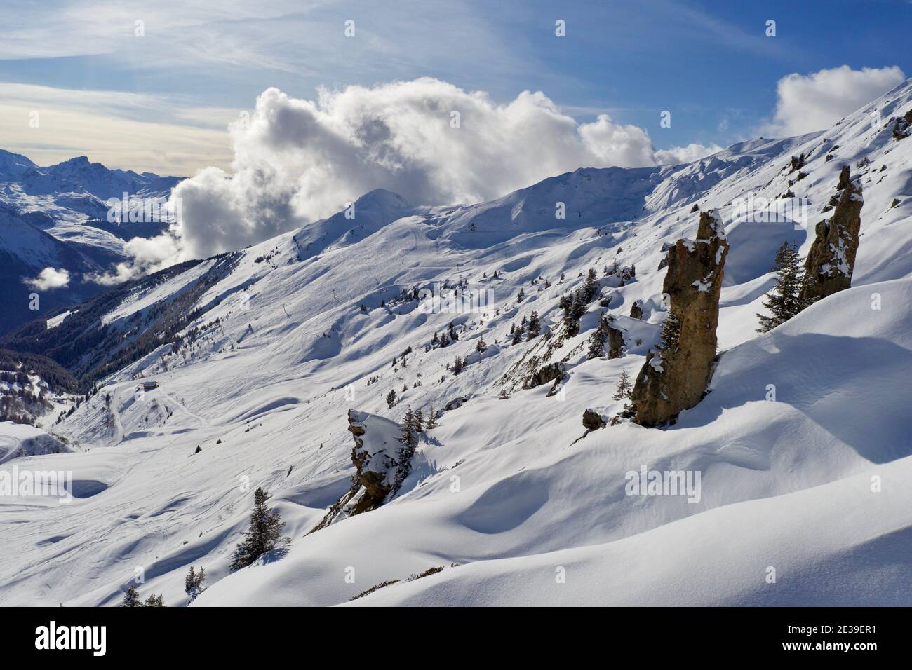 Vista sulle montagne innevate con cielo blu nella stazione sciistica Di la Plagne nelle Alpi francesi Foto Stock