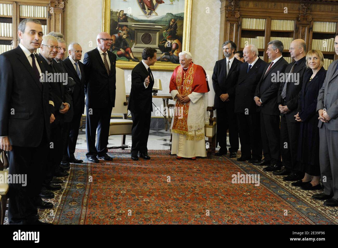 Il Papa Benedetto XVI si presenta al presidente francese Nicolas Sarkozy e alla sua delegazione composta da (LTO R) Capo protocollo dell'Elysee Palace Laurent Stefanini, Jean-David Levitte, Jacques Barrot, Jean-Claude Gaudin, Henri Guaino, Patrick Buisson e Alix de Saint-Andre presso la sua biblioteca privata nello stato della città del Vaticano, Italia l'8 ottobre 2010. Foto di Elodie Gregoire/ABACAPRESS.COM Foto Stock