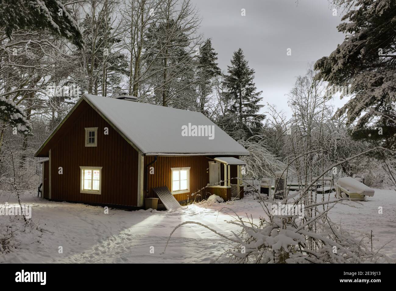 Askrike Golf Club house fuori Vaxholm, Svezia, durante una notte invernale Foto Stock