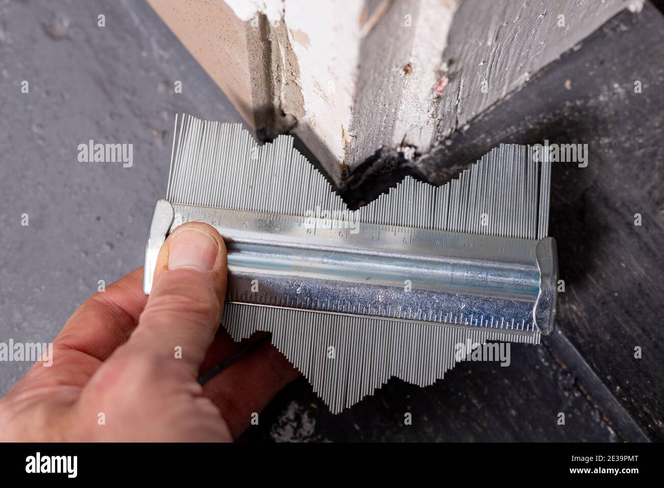 Un modello per il trasferimento di forme sulla soglia della portiera. Copia di forme complesse. Luogo di lavoro in officina. Foto Stock