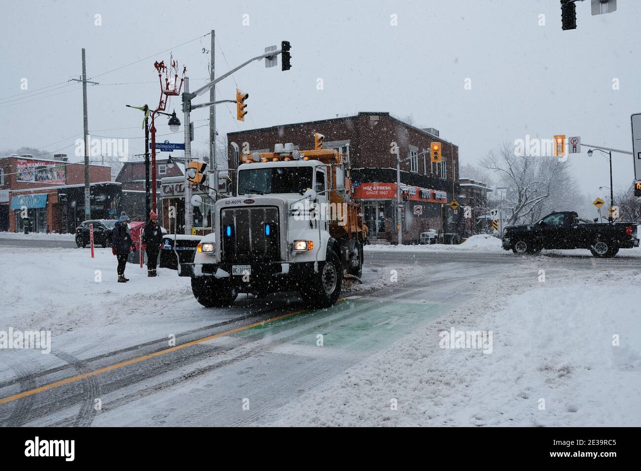 Ottawa innevata! Scene di Ottawa durante un nuovo dumping di 25 cm. Il camion City Snow Powing disattiva Bank Street. Ontario, Canada. Foto Stock