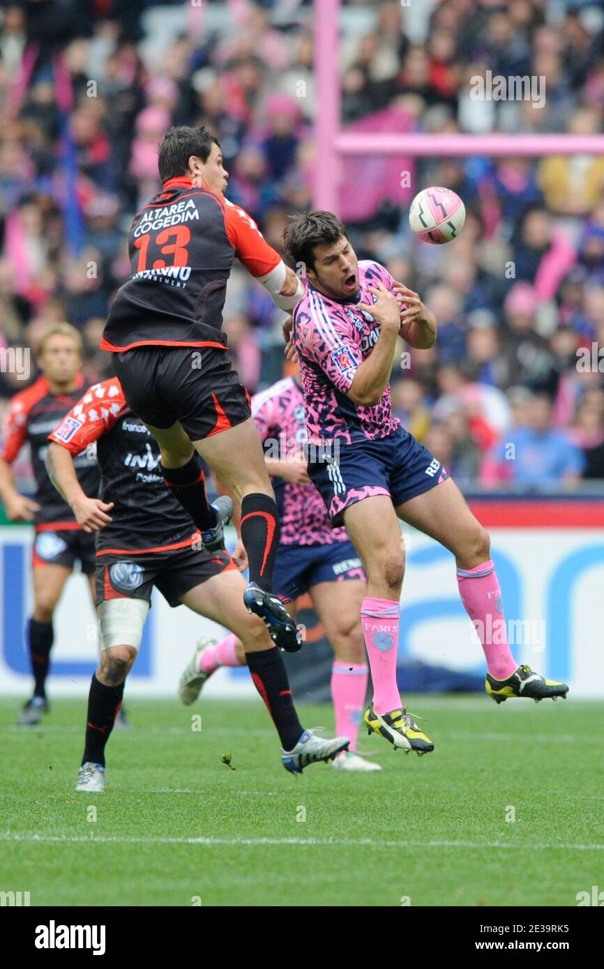 L'Hugo Southwell di Stade Francais combatte con il Geoffroy Messina di Tolone durante la Top 14 Rugby match francese, Stade Francais vs Toulon, a Saint-Denis vicino a Parigi, Francia, il 23 ottobre 2010. Stade Francais ha vinto il 22-15. Foto di Henri Szwarc/ABACAPRESS.COM Foto Stock