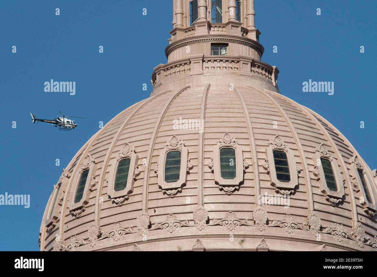 Austin, Texas, Stati Uniti . 17 gennaio 2021: Il Texas Department of Public Safety Helicopter sorvola la cupola del Campidoglio e la Dea della libertà, mentre i membri armati della milizia texana si sono riuniti al Campidoglio del Texas in uno spettacolo di forza prima dell'inaugurazione del presidente Joe Biden mercoledì. La maggior parte degli uomini che trasportano armi si è schierata a favore del loro diritto ai sensi del secondo emendamento, non necessariamente a sostegno del presidente uscente Donald Trump. Credit: Bob Daemmrich/Alamy Live News Foto Stock