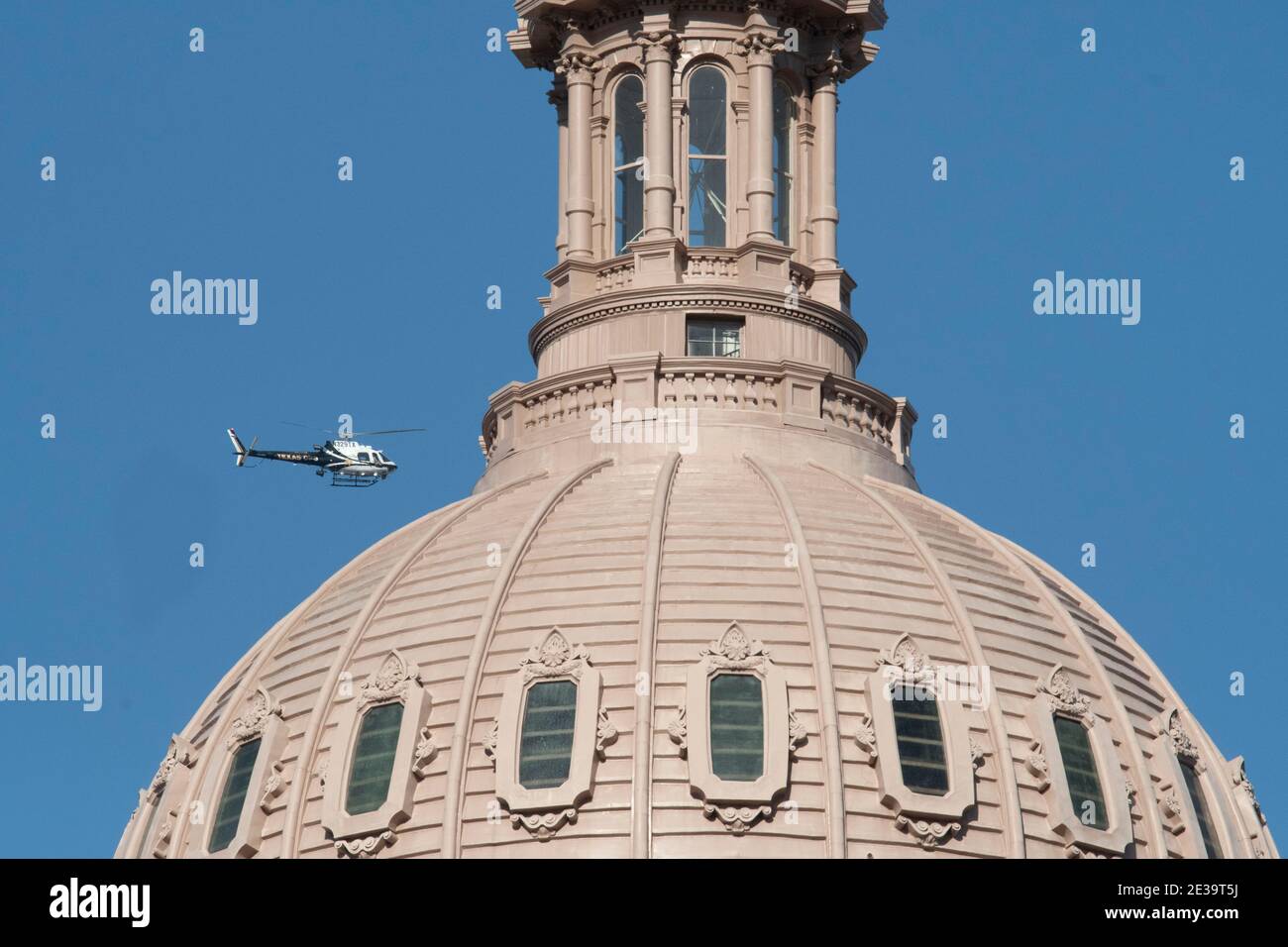 Austin, Texas, Stati Uniti . 17 gennaio 2021: Il Texas Department of Public Safety Helicopter sorvola la cupola del Campidoglio e la Dea della libertà, mentre i membri armati della milizia texana si sono riuniti al Campidoglio del Texas in uno spettacolo di forza prima dell'inaugurazione del presidente Joe Biden mercoledì. La maggior parte degli uomini che trasportano armi si è schierata a favore del loro diritto ai sensi del secondo emendamento, non necessariamente a sostegno del presidente uscente Donald Trump. Credit: Bob Daemmrich/Alamy Live News Foto Stock