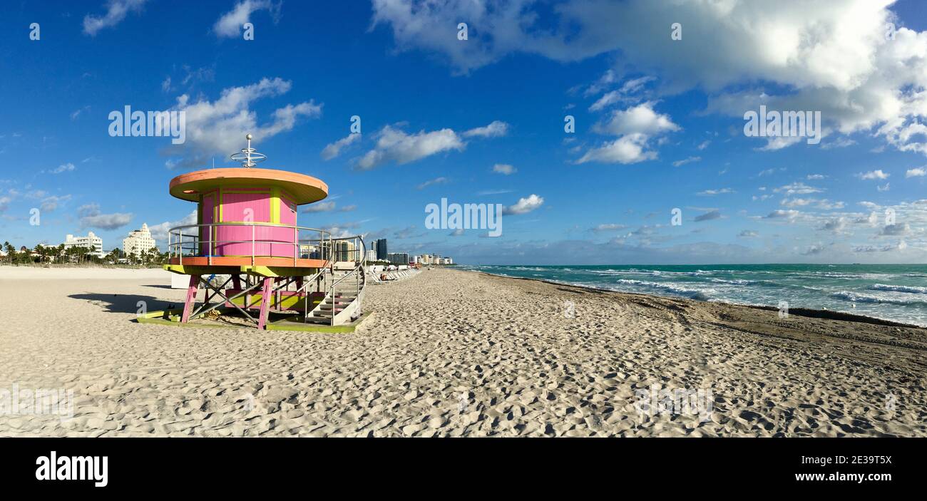 Torre dei bagnini di prima mattina a Miami Beach FloridaTorre dei bagnini di prima mattina a Miami Beach Florida. Foto di alta qualità Foto Stock