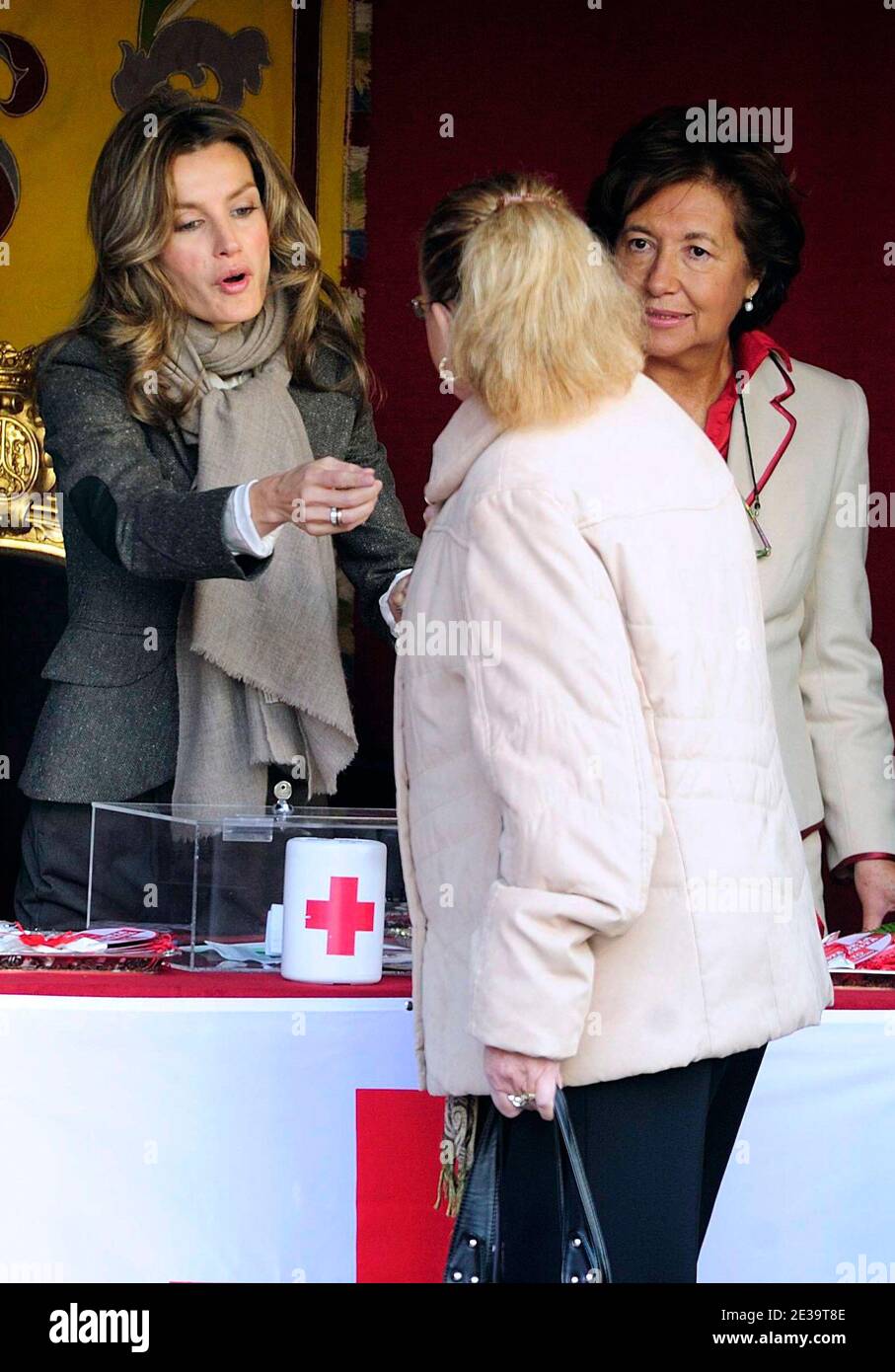 La principessa Letizia della corona di Spagna aiuta a raccogliere fondi durante la giornata di raccolta fondi della Croce Rossa a Madrid, Spagna, il 25 ottobre 2010. Foto di Almagro/ABACAPRESS.COM Foto Stock