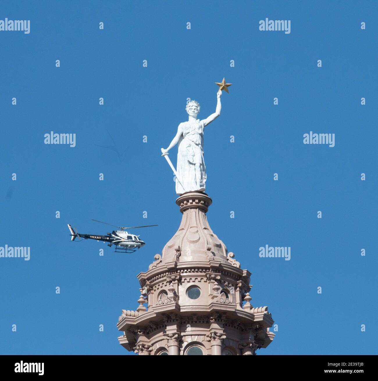 Austin, Texas, Stati Uniti . 17 gennaio 2021: Il Texas Department of Public Safety Helicopter sorvola la cupola del Campidoglio e la Dea della libertà, mentre i membri armati della milizia texana si sono riuniti al Campidoglio del Texas in uno spettacolo di forza prima dell'inaugurazione del presidente Joe Biden mercoledì. La maggior parte degli uomini che trasportano armi si è schierata a favore del loro diritto ai sensi del secondo emendamento, non necessariamente a sostegno del presidente uscente Donald Trump. Credit: Bob Daemmrich/Alamy Live News Foto Stock