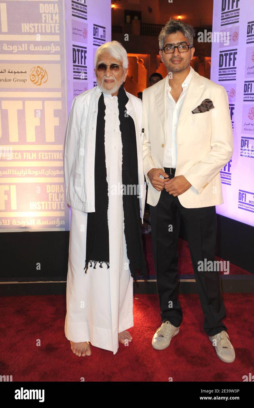 Pittore indiano M.F. Hussain (L) e il figlio Owais partecipano alla proiezione 'fuori della Legge' al 2° Festival del Cinema di Doha Tribeca, in Qatar, il 26 ottobre 2010. Foto di Ammar Abd Rabbo/ABACAPRESS.COM Foto Stock