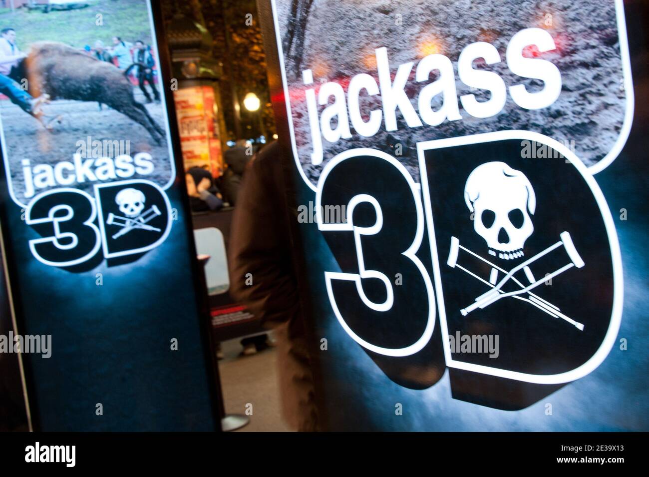 Atmosfera durante la prima francese di 'Jackass 3D' tenutasi al teatro  Gaumont Opera di Parigi, Francia, il 27 ottobre 2010. Foto di Nicolas  Genin/ABACAPRESS.COM Foto stock - Alamy