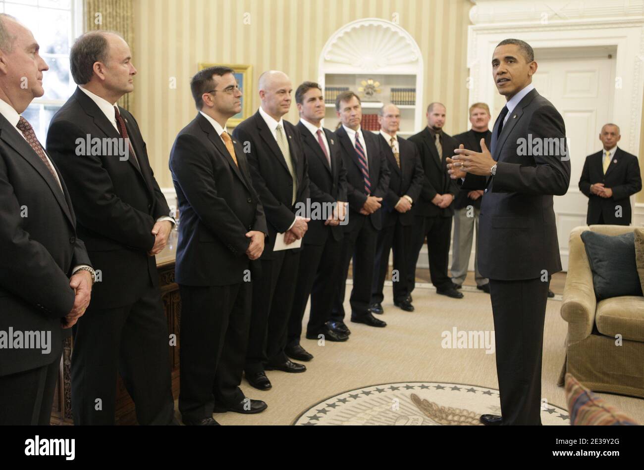 Il presidente Barack Obama incontra alcuni americani coinvolti nello sforzo di salvataggio delle mine cilene nell'Ufficio ovale della Casa Bianca a Washington, DC, USA il 28 ottobre 2010. Foto di Yuri Grippas/ABACAPRESS.COM Foto Stock