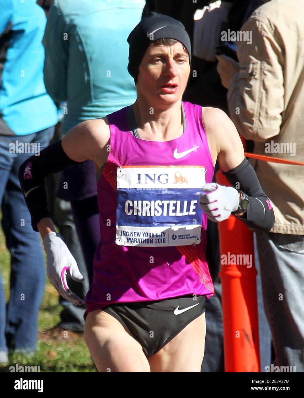 Il 6° posto della finitrice francese Christelle Daunay corre a Central Park durante la maratona di New York City il 7 novembre 2010. Foto di Charles Guerin/ABACAPRESS.COM Foto Stock