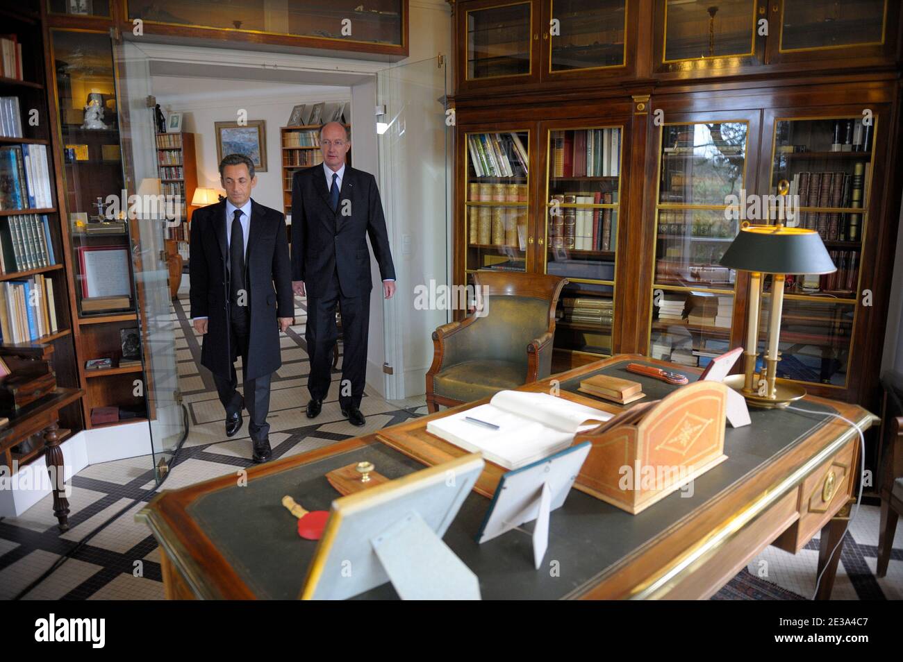 Il presidente francese Nicolas Sarkozy (L) e il nipote di Charles de Gaulle Yves de Gaulle visitano l'ufficio di Charles de Gaulle nella sua casa "la Boisserie" durante una cerimonia per celebrare il 40° anniversario della morte del generale de Gaulle a Colombey-les-Deux-Eglises, Francia, il 9 novembre 2010. Foto di Philippe Wojazer/piscina/ABACAPRESS.COM Foto Stock