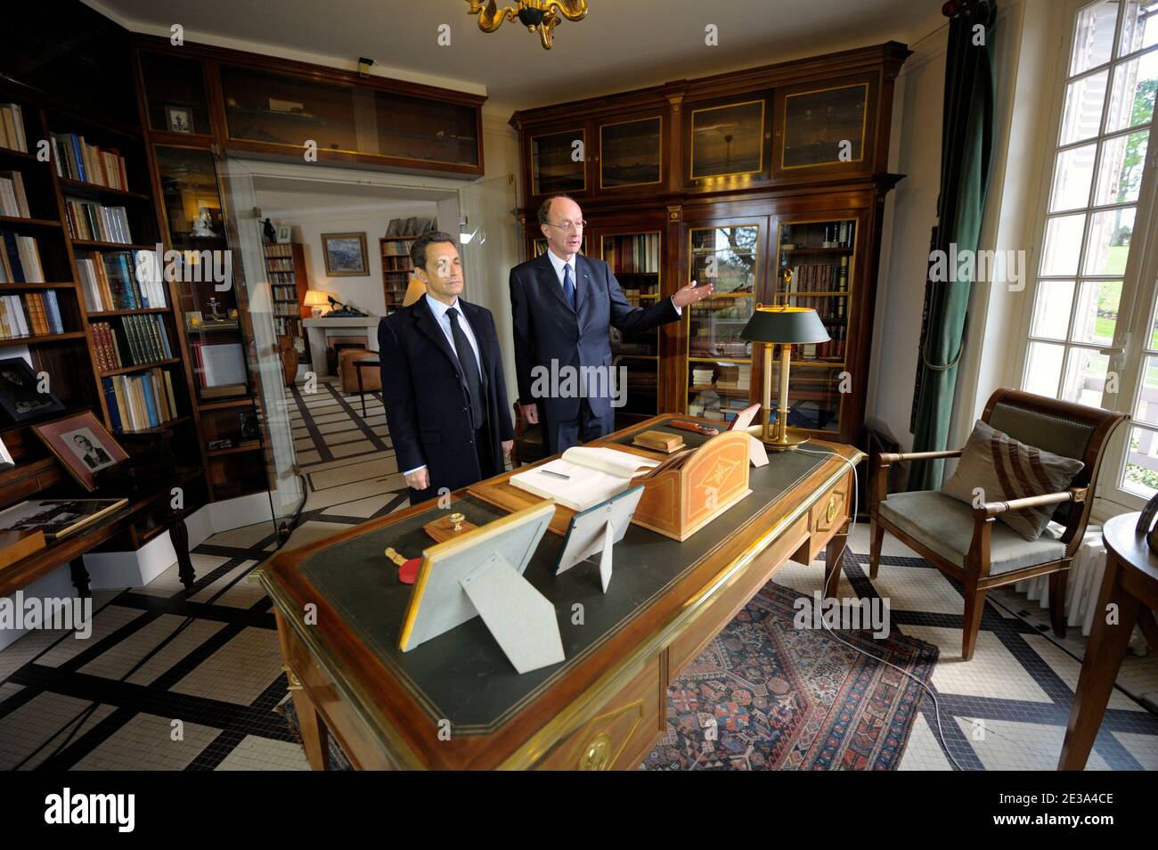 Il presidente francese Nicolas Sarkozy (L) e il nipote di Charles de Gaulle Yves de Gaulle visitano l'ufficio di Charles de Gaulle nella sua casa "la Boisserie" durante una cerimonia per celebrare il 40° anniversario della morte del generale de Gaulle a Colombey-les-Deux-Eglises, Francia, il 9 novembre 2010. Foto di Philippe Wojazer/piscina/ABACAPRESS.COM Foto Stock