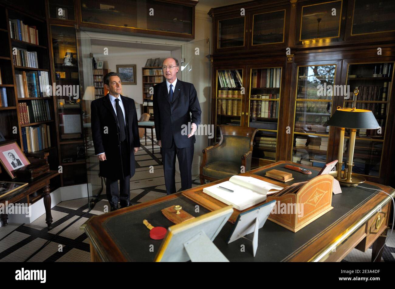 Il presidente francese Nicolas Sarkozy (L) e il nipote di Charles de Gaulle Yves de Gaulle visitano l'ufficio di Charles de Gaulle nella sua casa "la Boisserie" durante una cerimonia per celebrare il 40° anniversario della morte del generale de Gaulle a Colombey-les-Deux-Eglises, Francia, il 9 novembre 2010. Foto di Philippe Wojazer/piscina/ABACAPRESS.COM Foto Stock