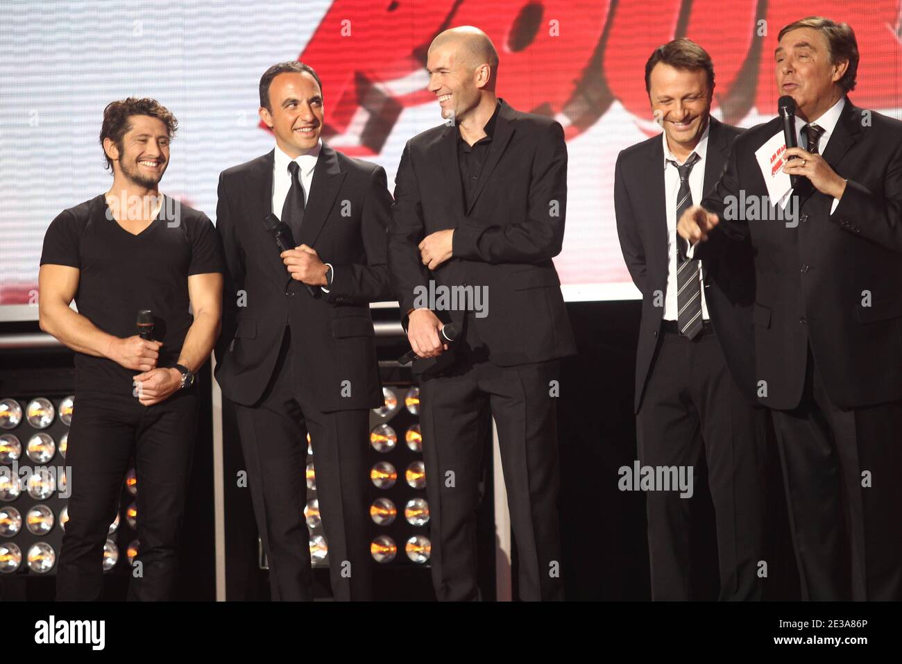 ESCLUSIVA - Arthur, Nikos Aliagas, Zinedine Zidane, Jean-Pierre Foucault, Bixente Lizarazu apparso sul programma televisivo 'Les Stars se Depassent pour ela' a beneficio dell'associazione ELA a Parigi, Francia, il 13 novembre 2010. Foto di Franck Nataf/ABACAPRESS.COM Foto Stock