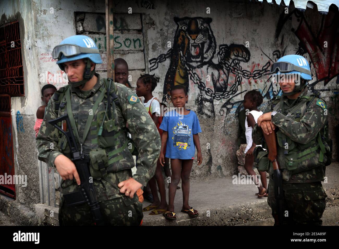 Pattuglia dei membri di MINUSTAH (Missione di stabilizzazione delle Nazioni Unite) nella città di Cite Soleil a Port au Prince, Haiti, il 13 novembre 2010. Durante l'epidemia di colera e prima del primo turno dovrebbe avvenire il 28 novembre 2010. Foto di Julien Tack/ABACAPRESS.COM Foto Stock