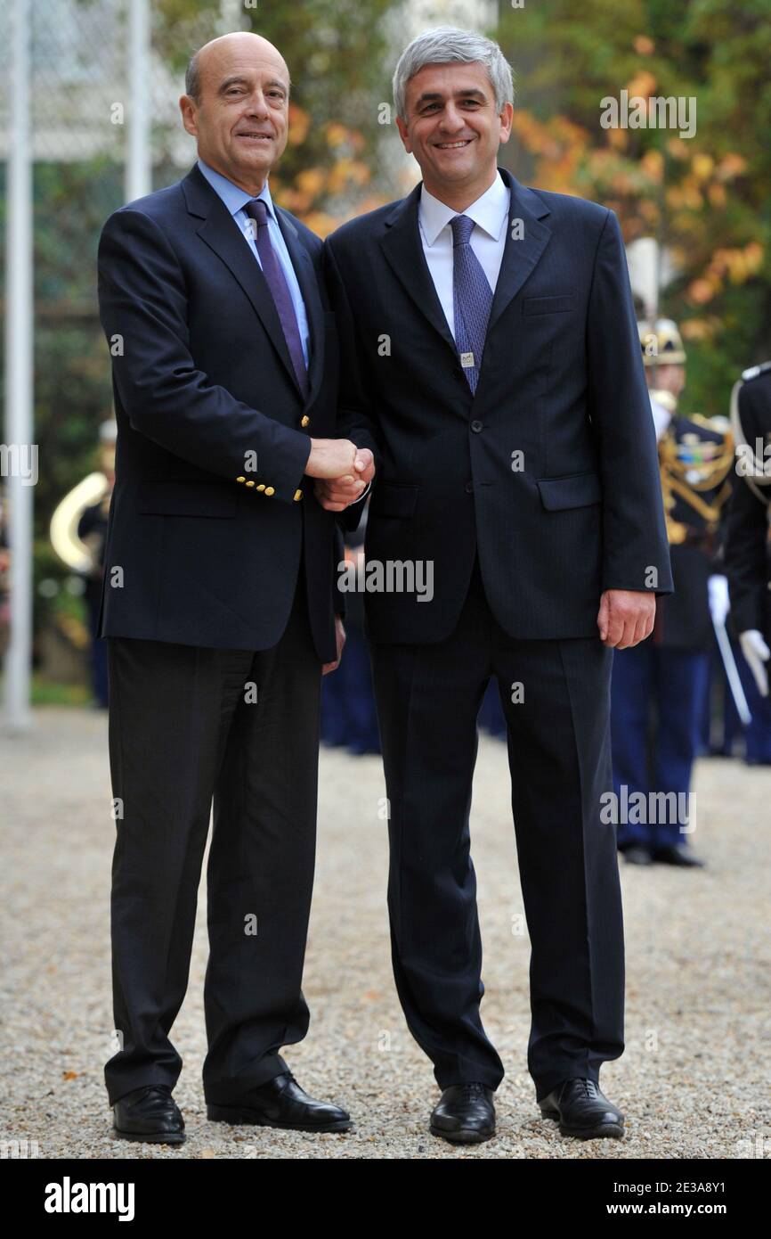 Il nuovo ministro francese della Difesa Alain Juppe e l'ex ministro francese della Difesa Herve Morin sono stati raffigurati durante una cerimonia di trasferimento del potere presso il ministero della Difesa, Hotel de Brienne a Parigi, Francia, il 15 novembre 2010. Foto di Nicolas Gouhier/ABACAPRESS.COM Foto Stock