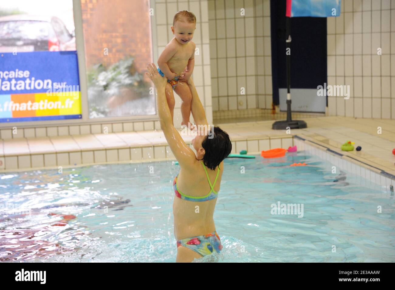 La Federation Francaise de Natation orginisait une seance de bebe nageur en presence de la Championne du monde de natation Roxana Maracineanu et de sa fille Nina au Bassin Ecole Aux Belles, 16 voie Georges Friedrich Haendel a Paris, France le 17 novembre 2010. Photo de Nicolas Briquet/ABACAPRESS.COM Foto Stock