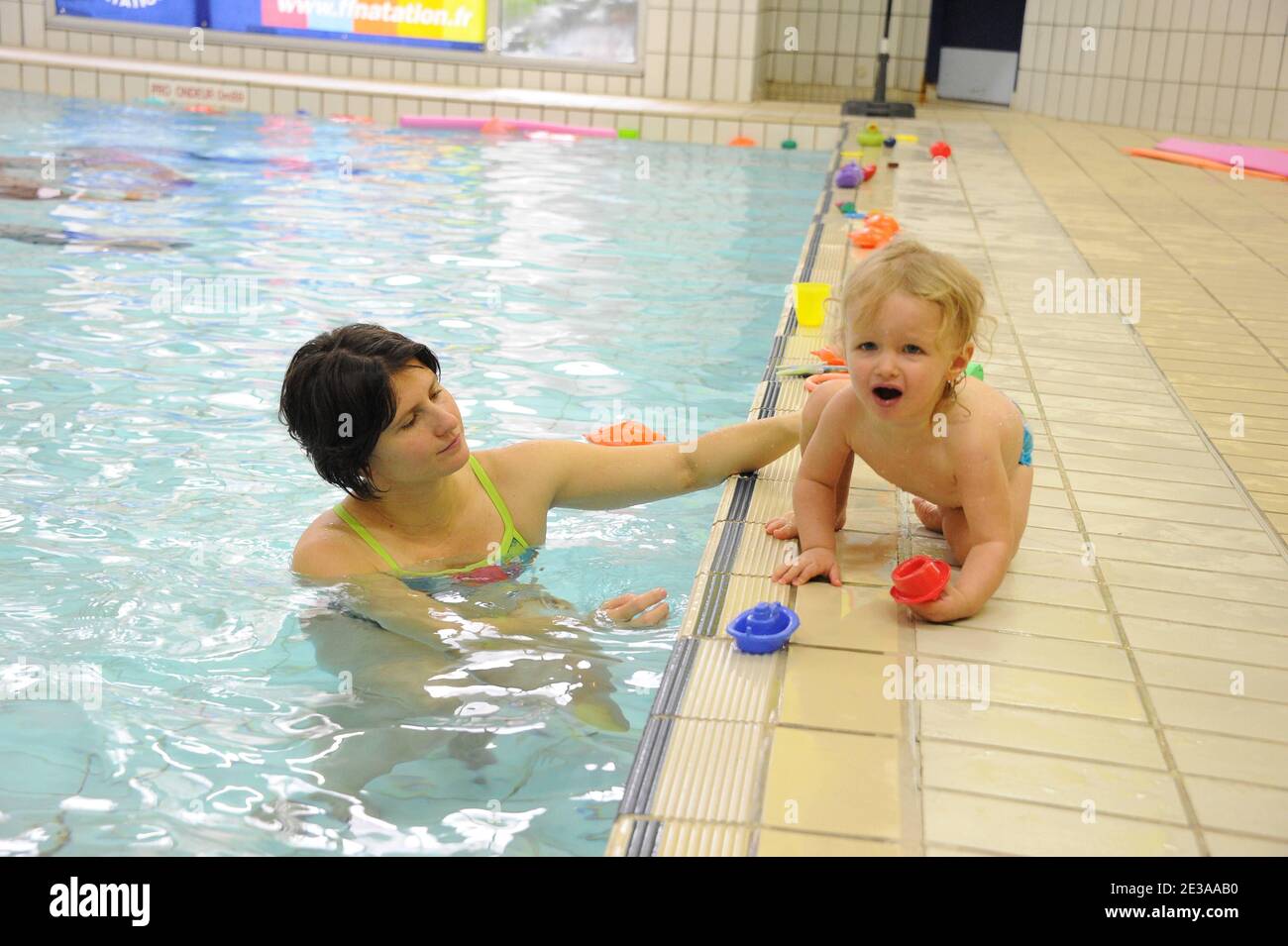 La Federation Francaise de Natation orginisait une seance de bebe nageur en presence de la Championne du monde de natation Roxana Maracineanu et de sa fille Nina au Bassin Ecole Aux Belles, 16 voie Georges Friedrich Haendel a Paris, France le 17 novembre 2010. Photo de Nicolas Briquet/ABACAPRESS.COM Foto Stock